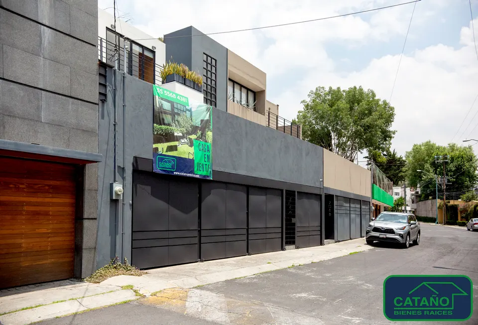 Residencia en exclusiva zona, Pedregal, con doble caseta de vigilancia, Serrania