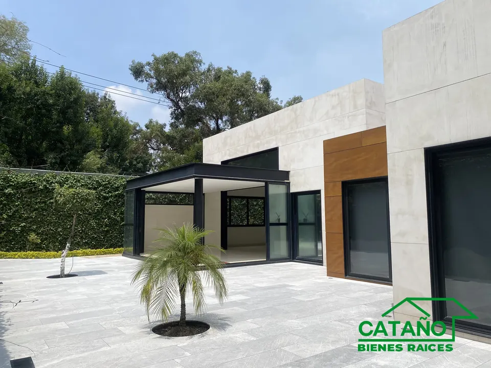 Casa sola en venta: Una planta, patio central, 3 recámaras, del Carmen, Abasolo