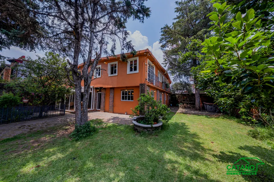 HERMOSA CASA DE CAMPO EN LA CUIDAD EN CALLE CERRADA