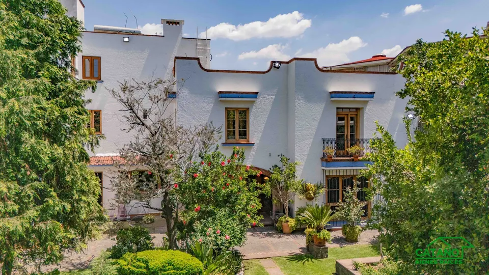 Residencia de Lujo e Historia Viva: Diseño del Arq. Pedro Ramírez Vázquez